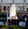 Pessoas rezam em frente a hospital onde o papa está internado em Roma  Foto: Vincenzo Livieri / Reuters