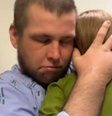 Homem dá abraço em filho antes de ter braço amputado em cirurgia  Foto: Reprodução/TikTok @islarachael