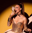 Bia segura banana com look da Vogue  Foto: Reprodução/Instagram