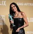 Demi Moore posa com o prêmio de Melhor Performance de Atriz em Papel Principal por "The Substance" no 31º Screen Actors Guild Awards, em Los Angeles, Califórnia, EUA, 23 de fevereiro de 2025.   Foto: REUTERS/Daniel Cole