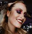 Mulher com glitter no rosto  Foto: Freepik