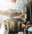 Panela de alumínio no fogo.  Foto: Freepik