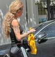 Maya Massafera deixando o brechó com a sacola de compras  Foto: Sala de TV