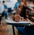 Aluno com caderno e lápis em escola  Foto: Getty Images / BBC News Brasil