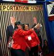 Participantes tiram selfies com imagens de Trump na Conferência de Ação Política Conservadora (CPAC): para observadores externos, afirmação de uma nova "era de ouro" pode parecer estranha, mas para partidários do presidente americano sua própria volta ao poder já é um sinal disso Andrew Harnick/Getty Images  Foto: The Conversation