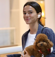 Bruna Marquezine com a cachorrinha em aeroporto  Foto: Priscila Silva/AgNews