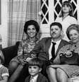 O ex  Foto: deputado Rubens Paiva entre sua mulher, Eunice (à esq.), a sua mãe e os cinco filhos -  Reprodução/Memorial da Democracia / Perfil Brasil