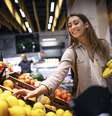 Mulher comprando frutas no mercado  Foto: Freepik