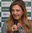  Foto: Cesar Greco/Palmeiras - Legenda: Leila Pereira cutuca rivais em apresentação de zagueiros / Jogada10