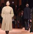 Adriana Lima e Penelope Tree no desfile de 100 anos da Fendi  Foto: Getty Imagens / Manequim