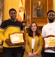 Magatte N'Diaye e Ibrahima Diack e a prefeita de Coruña, Inés Rey  Foto: Prefeitura de Coruña / BBC News Brasil