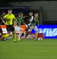  Foto: Reprodução - Legenda: Momento em que o atacante Jean Dias dá puxão no árbitro Lucas Casagrande / Jogada10