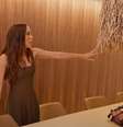 Anitta mostra o lustre de fibras naturais que representa o orixá Omolu  Foto: Reprodução/YouTube/CasaVogue