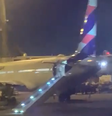 Aeronave da Latam com destino a Salvador tem escorregador inflável acionado por passageiro  Foto: Redes sociais / Reprodução