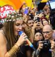 No chão, Cláudia Leitte participa da abertura do carnaval em Salvador  Foto: Victor Chapetta - Agnews