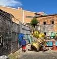 Na região portuária do Rio, o contraste do barracão a céu aberto da escola de samba Tradição, da Série Ouro, em primeiro plano; com a fachada da Cidade do Samba, ao fundo, casa das escolas do Grupo Especial  Foto: BBC News Brasil
