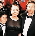 Vinicius ao lado de Fernanda Montenegro e do diretor Walter Salles no tapete vermelho do Oscar em 1999  Foto: Reprodução/Instagram/@vinicentral