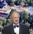 Gene Hackman e, ao fundo, a casa principal no terreno em Santa Fe, Novo Mexico, onde vivia isolado  Foto: Reprodução