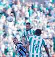  Foto: Fernando Alves/ECJ - Legenda: Jogadores de Grêmio e Juventude em disputa de bola na semifinal do Gauchão / Jogada10
