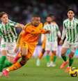  Foto: Fran Santiago/Getty Images - Legenda: Mbappé em disputa de bola contra jogadores do Betis / Jogada10