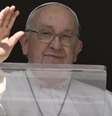 O Papa Francisco acena para fiéis  Foto: Perfil / Perfil Brasil