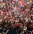 Mesmo oito meses após o Carnaval de 2025, os microplásticos provenientes do glitter continuaram poluindo praia no Rio de Janeiro  Foto: JULIO CESAR/ AGNEWS