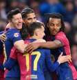  Foto: David Ramos/Getty Images - Legenda: Lewandowski comemora o seu gol, o quarto do Barcelona sobre a Real Sociedad / Jogada10