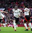  Foto: Justin Setterfield/Getty Images - Legenda: Bassey vibra logo após fazer o gol do Fulham, que fica no 1 a 1 fora de casa com o United e avança nos pênaltis / Jogada10