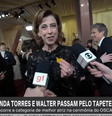 Fernanda Torres ganha broche de Pikachu  Foto: Reprodução/GloboNews