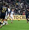  Foto: Valerio Pennicino/Getty Images - Legenda: Thuram comemora seu belo gol, que deu a vitória à Juventus sobre o Verona / Jogada10