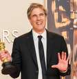 Walter Salles com a estatueta de Melhor Filme Internacional do Oscar 2025  Foto: Jason Armond / Los Angeles Times via Getty Images / Rolling Stone Brasil
