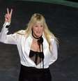 Antes de entregar Oscar, Daryl Hannah, estrela de Kill Bill, fez saudação nacionalista ucraniana  Foto: Kevin Winter/Getty Images