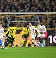  Foto: Photo by Daniel Kopatsch/Getty Images - Legenda: Adeyemi (27) chuta para fazer um golaço para o Dortmund contra o Lille / Jogada10