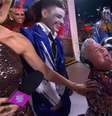 Milton Cunha caiu ao chão quando foi "mordido" por um dos vampiros da bateria  Foto: Reprodução/TV Globo