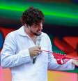 Nattan recebe calcinha de uma fã no palco e avisa que Rafa Kalimann está de olho na lateral do palco  Foto: Van Campos/AgNews