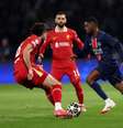  Foto: Julian Finney/Getty Images - Legenda: Dembelé em disputa de bola com jogadores do Liverpool / Jogada10