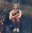 João Guilherme toma banho de cachoeira com cachorro  Foto: Reprodução/Instagram