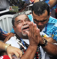 Ao centro da foto está Laíla, carnavalesco homenageado pela campeã Beija-Flor   Foto: Divulgação