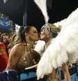 Vivi e Galisteu dão beijo na avenida   Foto: Anderson Bordê/AgNews