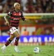  Foto: Marcelo Cortes / CRF - Legenda: Wesley, um dos grandes destaques do início da temporada, em ação com a camisa do Flamengo / Jogada10