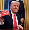Trump no Salão Oval da Casa Branca segurando boné vermelho com a estampa "Trump estava certo sobre tudo" em inglês  Foto: Getty Images / BBC News Brasil