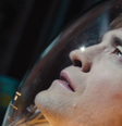 O dia em que Robert Pattinson, de Mickey 17, dormiu com facas após assistir a filme de terror  Foto: Divulgação/Warner Bros. Pictures / Rolling Stone Brasil