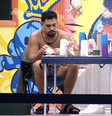 Vinícius e Guilherme comem marmita na área externa da casa  Foto: Reprodução/Globo