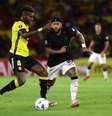 Memphis Depay, do Corinthians, disputa bola com Gustavo Vallecilla, do Barcelona SC pela Libertadores.  Foto: Franklin Jacome/Getty Images