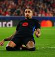 Raphinha do FC Barcelona comemora o primeiro gol de sua equipe durante a partida de ida das oitavas de final da Liga dos Campeões da UEFA 2024/25 entre SL Benfica e FC Barcelona no Estádio da Luz em 05 de março de 2025 em Lisboa, Portugal.  Foto: Gualter Fatia/Getty Images