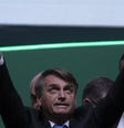Bolsonaro com as duas mãos para o ar apontando para o céu  Foto: Joedson Alves/EPA-EFE/REX/Shutterstock / BBC News Brasil