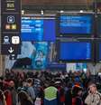 Passageiros aguardam na Gare du Nord em Paris  Foto: Getty Images / BBC News Brasil