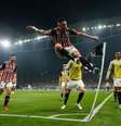 Luciano comemora gol com chute na bandeirinha de escanteio  Foto: Getty Images/Miguel Schincariol
