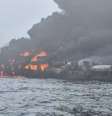 Incêndio tomou conta do mar após a colisão  Foto: Reprodução