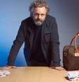 Michael Sheen pagou dívidas de pessoas que nunca viu para provar o absurdo da cobrança de juros  Foto: Channel 4/Divulgação